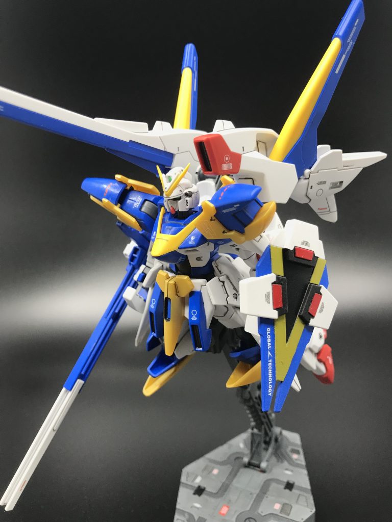 シールドは付属のシールでごまかすのが嫌だったんで全塗装。