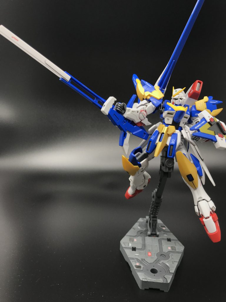 腕全体で逆手に持って、ひじで固定して撃つ武装って最高すぎない?