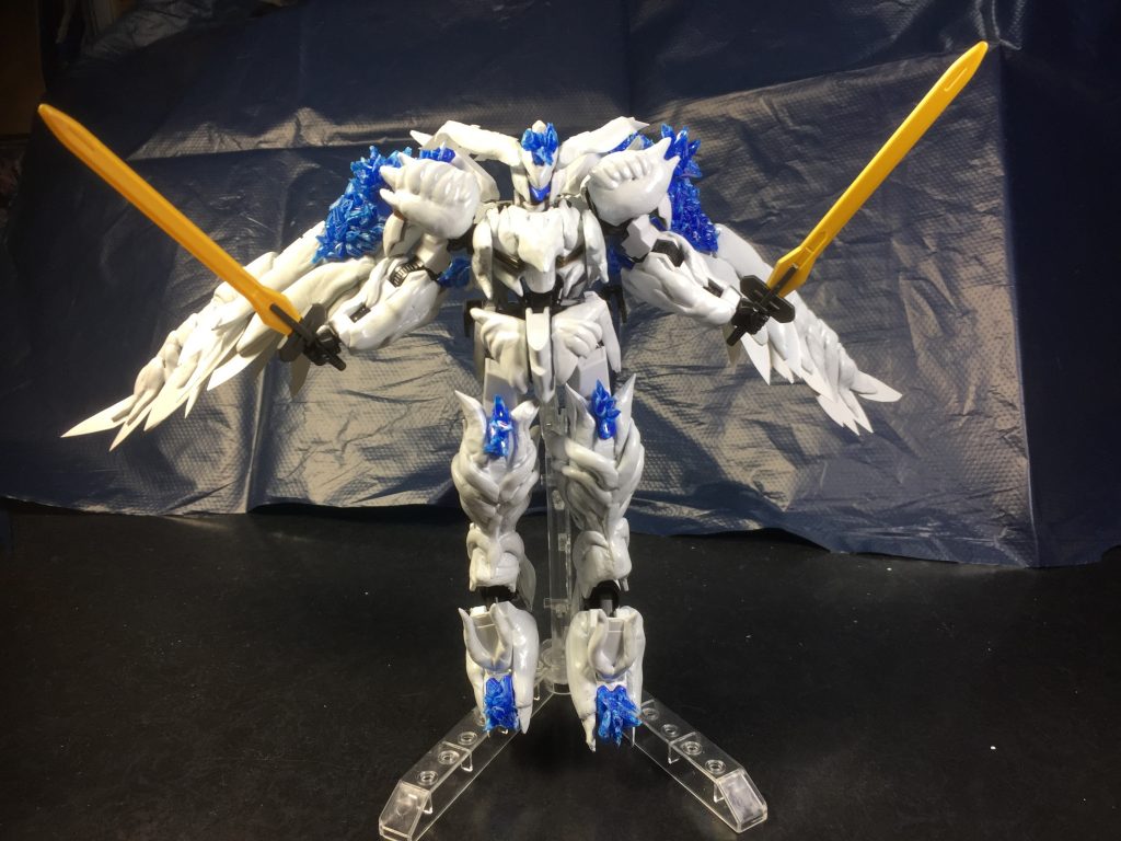 これら一連の事件は「マクギリス・ファリド事件」と呼ばれ、マクギリスの死を以て一件落着とされた。表向きは。あの後、数年が過ぎ、マクギリスを秘密裏に処理しようとしたギャラルホルンはその悉くが無駄足に終わった。いつしか、それを行わずとも表舞台に一切現れないマクギリス、そしてIDを書き換えたのか分からないが鉄華団残党の足取りも一切合財が追えなくなってしまった。その状況下で合議制を維持できなくなったギャラルホルンはこれを廃止し、より民間的な組織へと再編成された。その過程で火星支部を維持することが難しくなり、火星支部は縮小、火星での経済圏の搾取は最早難しくなり、火星は独立することとなった。これによって火星連合が設立、その初代連合議長としてクーデリアが就任。「マクギリス・ファリド事件」が記憶から風化していくこととなった。
クーデリアとラスタルの会談のはるか上空に「彼ら」はいた。この火星の独立の記念と「ヒューマンデブリ廃止条約の調印式」を見にきたのだ。電波傍受でニュースを聞き、それで満足していた。
いつしか、手紙がボードウィン家に届くようになっていた。行く場所行く場所で買った絵葉書や便箋で送られていた。当初、家主であるガルス・ボードウィンは手紙を見て激高したこともあったが、アルミリアとガエリオはこの手紙を楽しみにしていた。届くたびに悪態をついているガルスではあるが、内心では喜ばしく思っているのである。アルミリアもこの手紙を心待ちにしていた。ガエリオは憎しみ半分、嬉しさ半分で微妙な感情である。
クーデリアは連合議長として、また一会社の社長として仕事を全うしていた、昭弘は名字を与えた家族とともにクーデリアの学校で働いていた。
「今日は家に帰っておこうかと」
「愛する男が待ってるもんね」
「私の旦那様ではないですけどね」
畑の一軒家の軒先で背の伸びたアトラが洗濯物を取り込む。洗濯物のシーツを被って走る男の子を抱えてクーデリアは笑いかける
「くーでりあ」
「はい」
「おかえり、クーデリア。今回は早かったんだね」
「ええ、暁はいい子にしてた?」
「うん」
「うそだー、いい子は洗濯物で遊んだりしないんだよ」
「してたー」
小さい幼子の手は日増しに大きくなる、父親譲りの手であった。
「お茶入れるね、クッキーとクラッカも戻ってきてるの」
「あなたー、お茶にしよう」
アトラは旦那を呼ぶ、遠くで鍬を振り上げる男が、それに気づいた。
暁の見る写真は鉄華団の集合写真と父母のささやかな結婚式の写真であった。