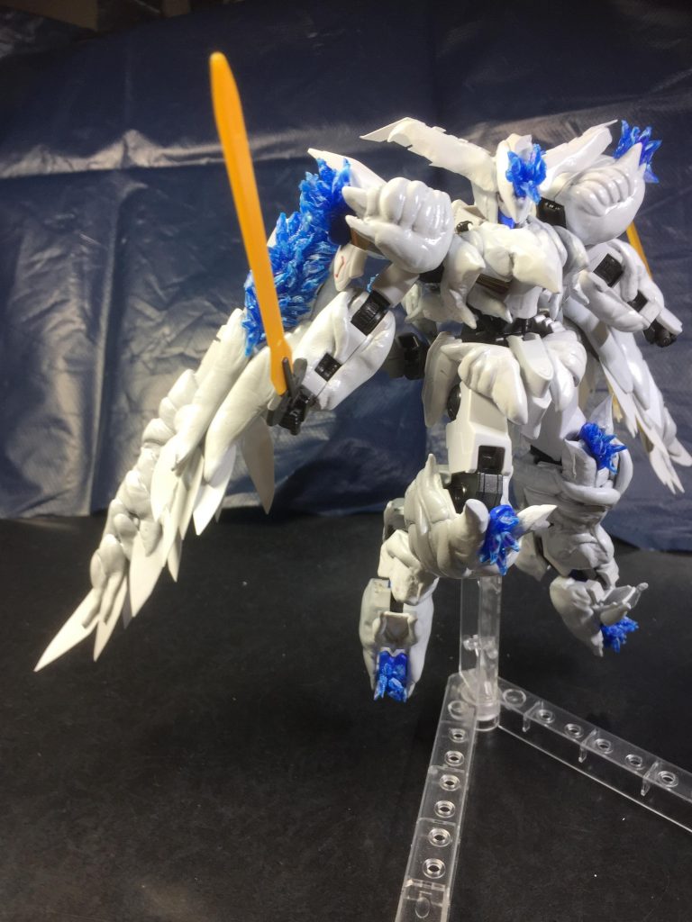 宇宙怪獣と完全に融合したガンダムバエルは、既にMSではなく生命体となっている。
剣先や羽からは元々宇宙怪獣がデブリ避けに使用していた衝撃波を打ち出せるようになっており、この衝撃波一撃で複数のMSを弾き飛ばすことができるようになっている。
この能力で追撃してきたギャラルホルンMSを撃ち落とし、ラスタルは追撃を断念せざるを得なかった。