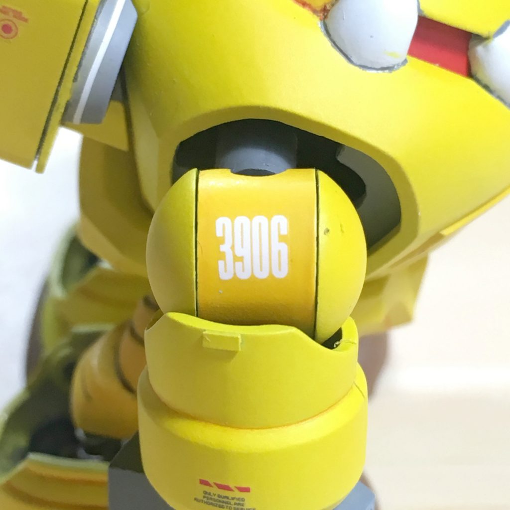 右肩にデカールで「3906」と貼りました。
これはもちろん「3(ザ)9(ク)0(レ)6(ロ)」の意味です。