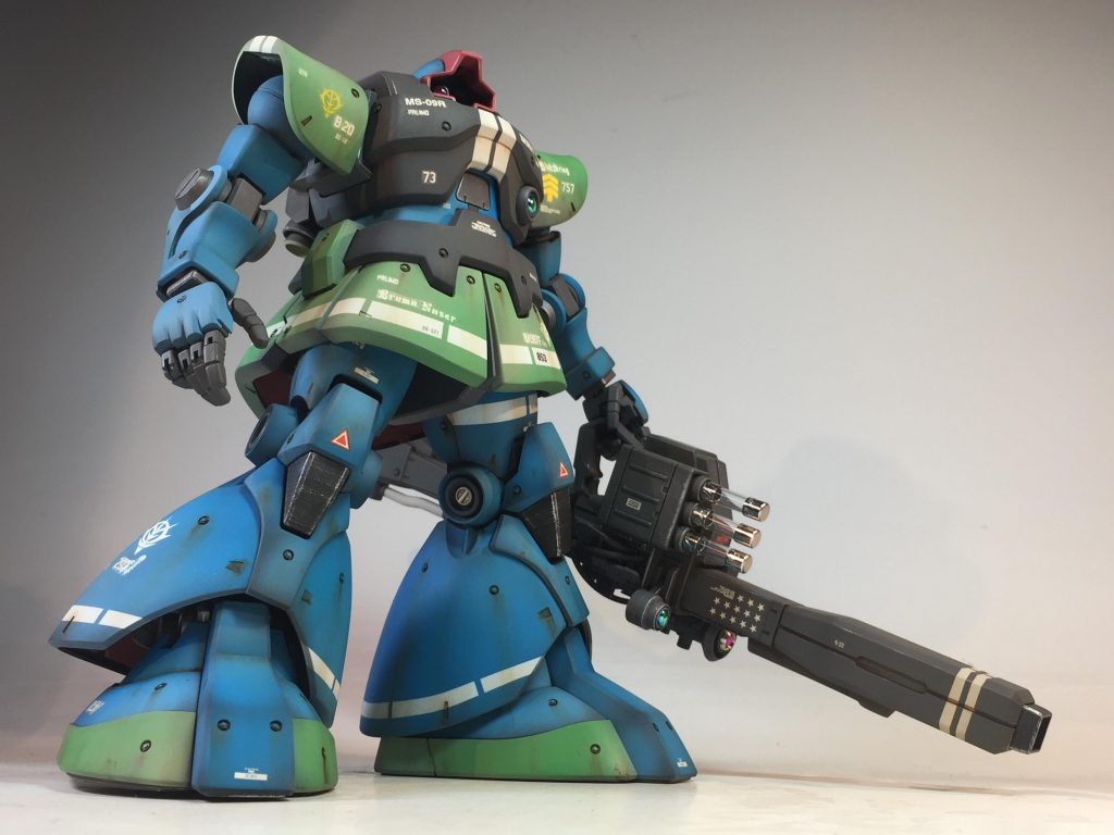 いざ出陣の図。青の色合が特殊なのでとても目を引きます。ラインは全てオリジナルで、現在の戦場ドムのレギュラー仕上げとなります。