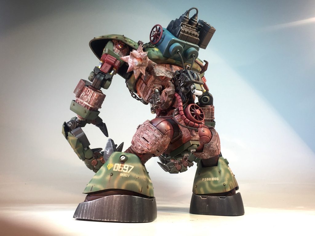 胴体回りはスクラッチも含め改造を施しています。ヒューズを使用したエネルギーパッケージや、質感も付けた錆び表現等、チューブやパイプを駆使して情報量を増やしています。