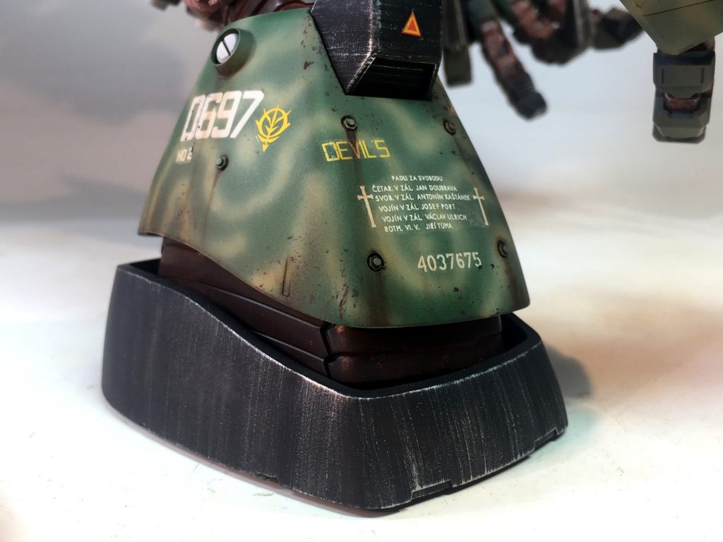 塗装はオリーブドラブ系のグリーンにクリアカラーで退色表現を施し、その上からダークイエロー（ほぼ白）による迷彩、最終的に油彩で仕上げています。デカールはロシア、アメリカ、スロバキア等様々なAFVモデルからアイデアをひねり出し、「残党軍でも正規軍でもない特別機」の雰囲気を醸し出そうとしました。