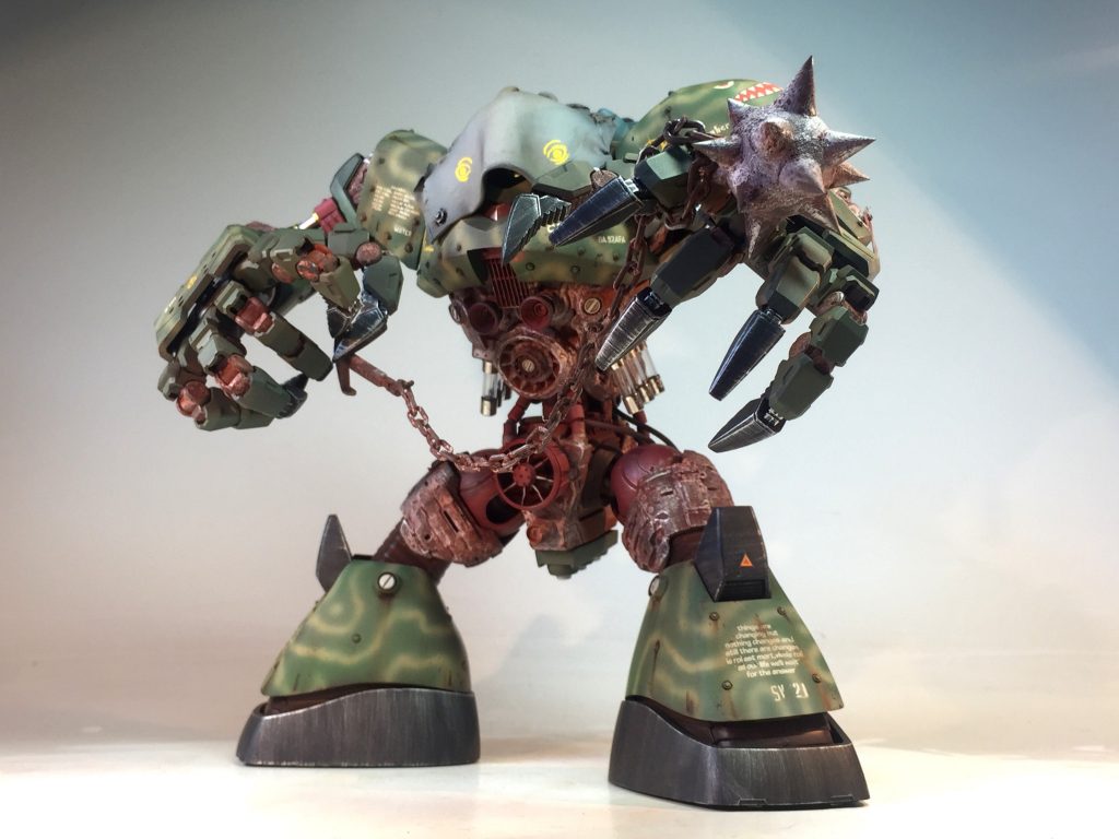 ガンダムハンマーは、ゴッグ自身が持つ作品イメージのオマージュとして製作。ディテールアップパーツによるスパイクはトゲトゲに、錆び表現はかなり強くかけています。