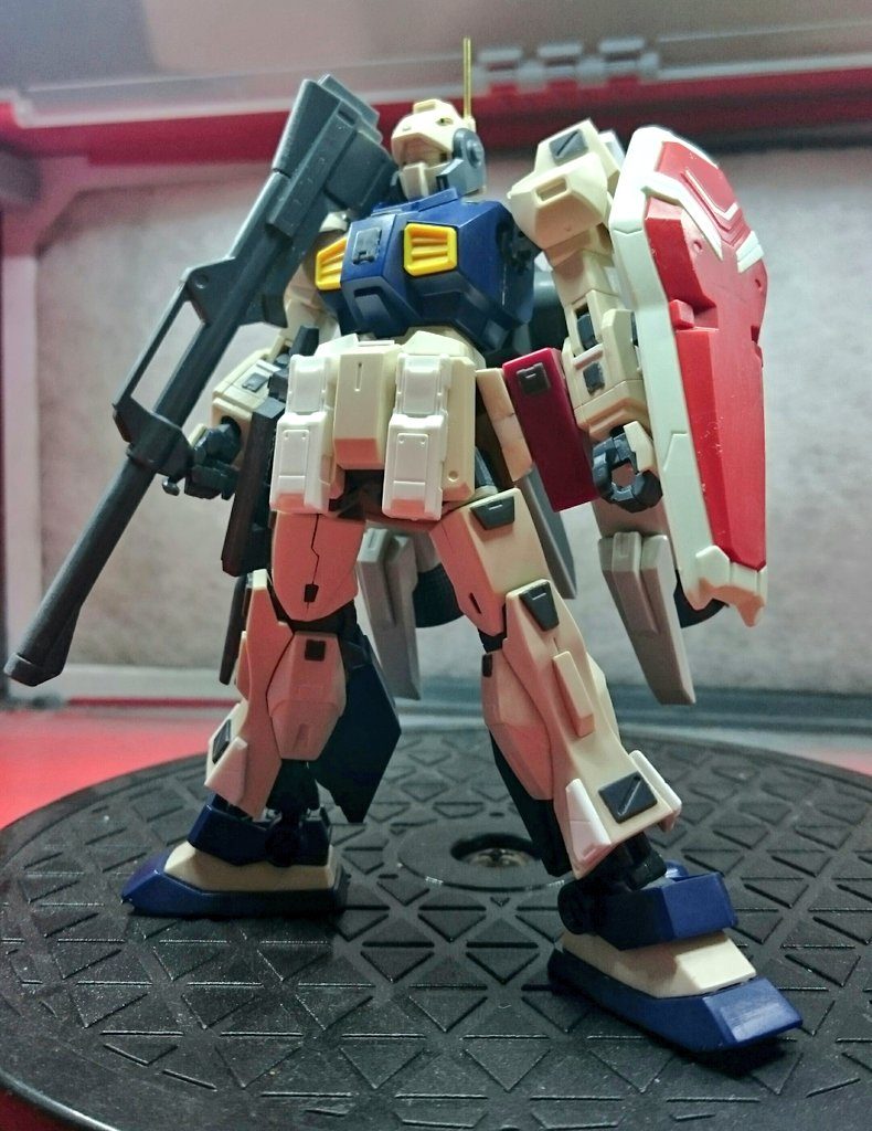 塗装前の段階です。ビルダーズパーツ等で本体の情報量を増やしました。
サイドアーマーが元キットだと短く感じたためカットソーで切断後に約4㍉ほどプラ板で延長しています。