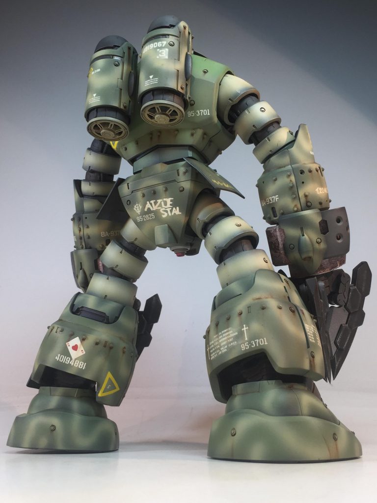 デカールは残党軍でも正規軍でも無いようなバランスを目指しました。位置は正規、デザインは残党といった具合です。