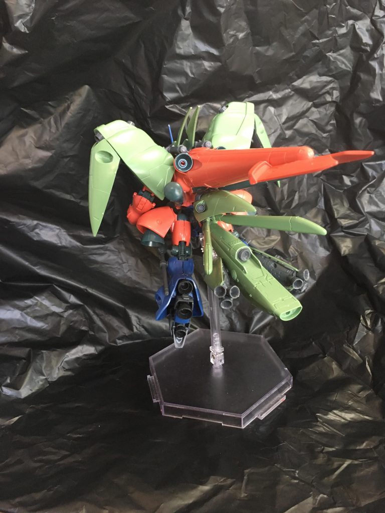 機体の大きなシルエットを形作る背部ユニットです。
4本のプロペランタンクはそれぞれ稼働し、コンパクトに畳むこともできます。肩のバインダーの接続軸も背部ユニットに付いています。