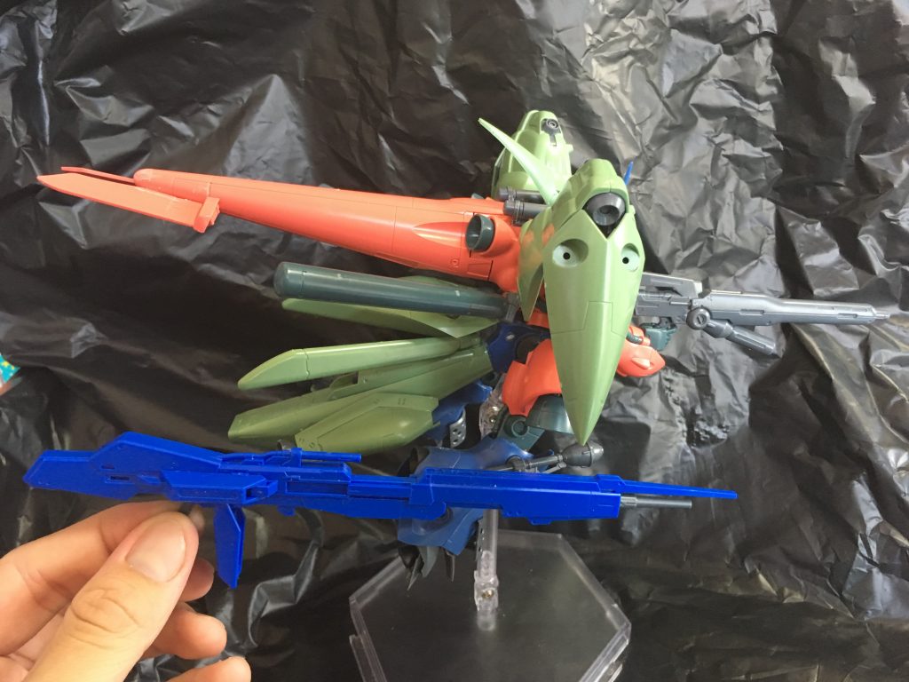 ビームマシンガンを除いて、全長が約20cmとかなり大きくなりました。
HGUC新版Zのハイメガランチャーとの比較です。