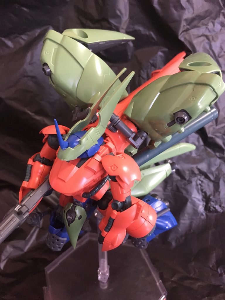 肩のバインダーは接続軸を下げて背部ユニットの方に動かすことができます。