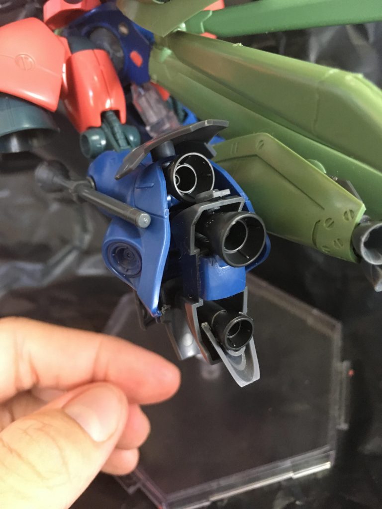 脚部です。重力下での戦闘は想定されていないため(不可能ではない、という設定)接地するための足を排除、スラスター類を敷き詰めました。