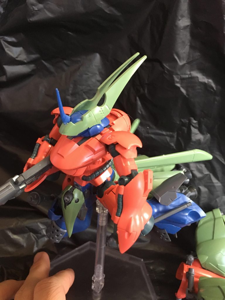 背部ユニットをパージした軽装状態です。軽装状態では背部ユニットのかわりに簡易的なウエポンラックを設置する予定です。