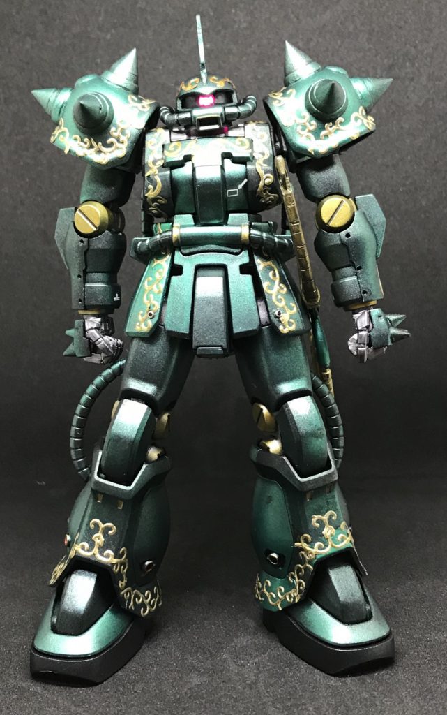 全身のエングレービングはネイル用のシールを使用しています。頭部はモノアイスリットをグフのように加工し目つきを悪くし、モノアイはLED電飾化、アンテナも形状変更しています。