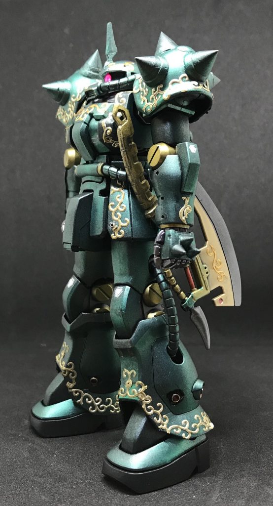 ドズルザクの肩のスパイクは4本なので加工、スパイクもコトブキヤのパ-ツを使用。大型ヒートホークはMGランバラル旧ザクの物を使用。ネオジム磁石で腰にマウントできるようにしました。