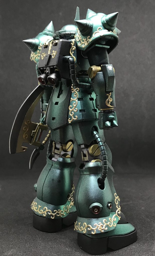 腕の甲のスパイクはザクのスパイクを加工しています。