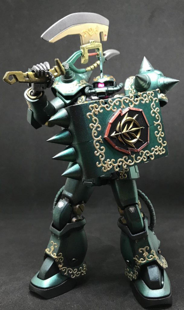 塗装はザビ家仕様の為、メタリックグリーン、関節はゴールドで塗装しました。