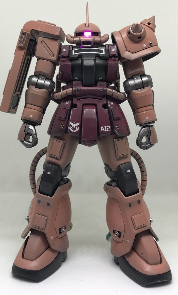 頭部はモノアイスリットの幅を狭めLED電飾化、各部にパネル貼付、メタルビーズでディティールアップしています。スパイクは基部をビルダーズパ-ツのMSスパイク、スパイクはコトブキヤのスパイクを使用。