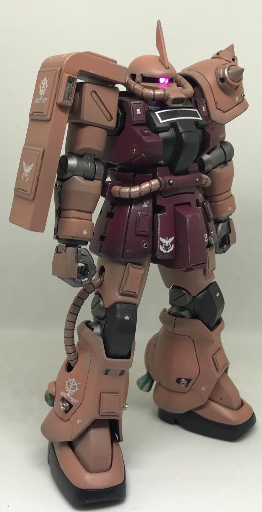 全体にシルバーでドライブラシを施しています。スカートの分割も変更しています。胸部はプラ板でボリュームアップ。