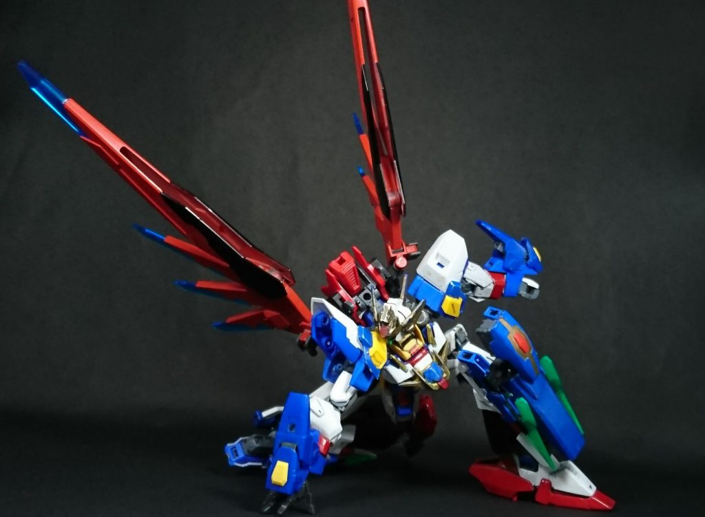 ディザイアガンダムは各部が様々なガンプラを取り込み吸収した、いわばガンプラキメラです(当時から残っているHGデスティニーのパーツは頭部のみです)
 場所によっては自作したパーツもあるため、一般的なガンプラ以上の可動域や耐久性を有しています
 本当にガンプラバトルがあったら・・・という想定故ですね、そのため各部をばらしてメンテナンスができるようにもしています