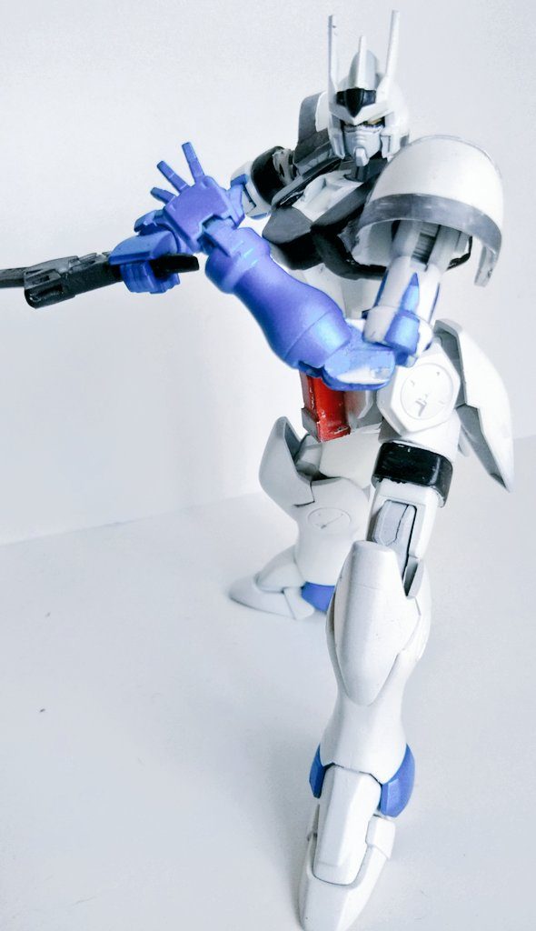 素体のV２は小さいMSと言うこともあり、太もも部分とすね部分で２ミリずつのばしました。太もも部分でのばした分、接続があまくなるので磁石を仕込んであります。