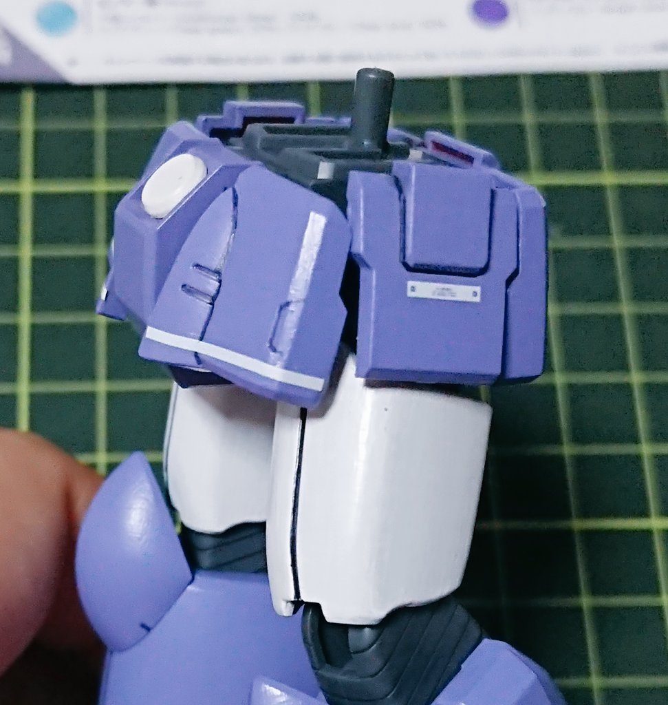 連邦軍汎用のがもう売っていなかったので、ORIGINデカールを少し貼りました