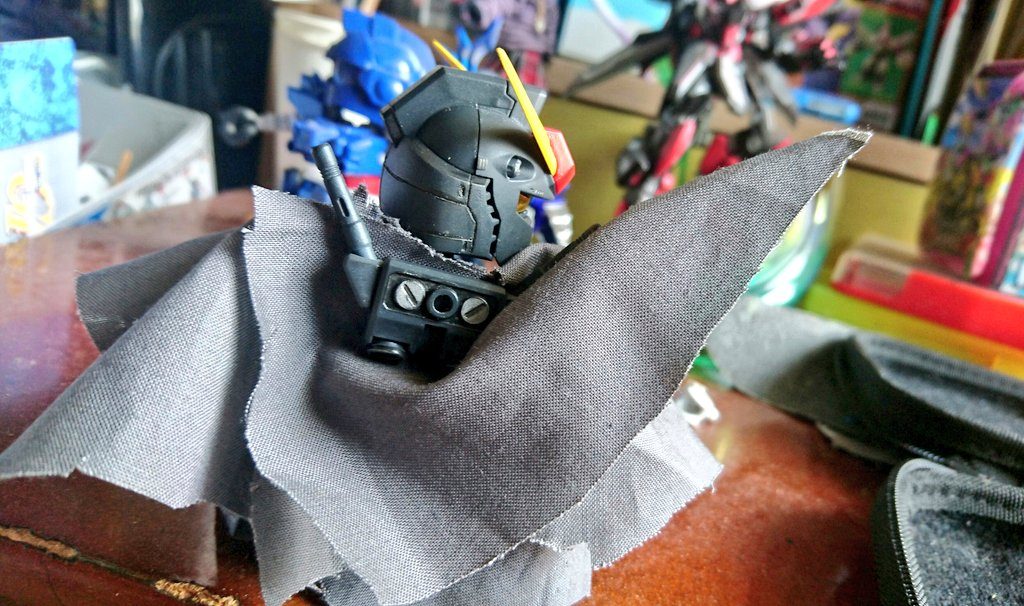 針金等は入れていませんが、軽く折ることで角度を付けることはできます。
首やバックパックを中心に渦を巻くように出来たらアニメみたいでカッコいいだろうなぁと思い、こだわりました。
また、マントは肩に接着されています。
以上となります。ご覧頂きありがとうございました。
よろしければ感想・評価のほどをよろしくお願いいたします。