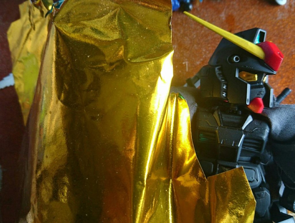 ホイル折り紙をカメラアイとサブカメラに張り付けることで発光しているかのように見せています。
わりとよく使う手です。