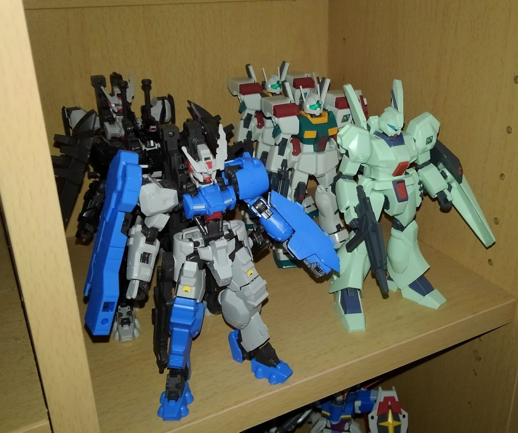 メイン画像右上。鉄血機小隊とジェガン＆ジムⅢ小隊。