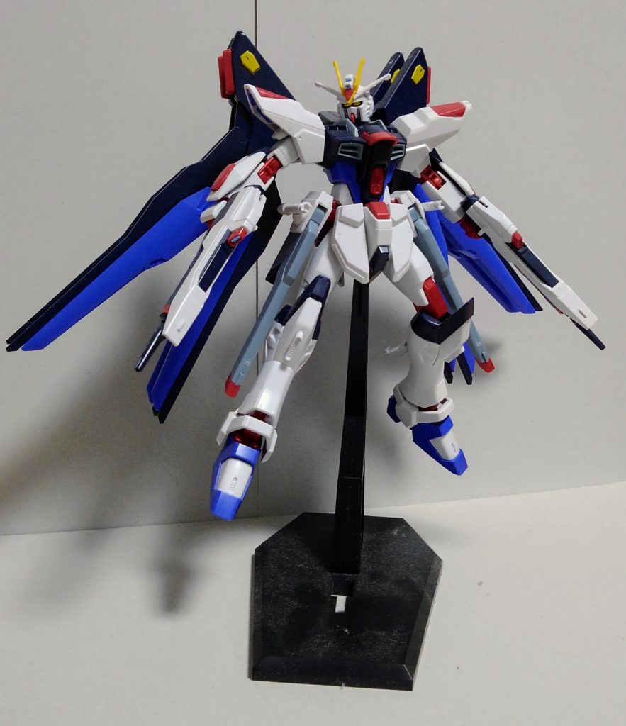 アメイジングストライクフリーダムとのミキシングで作ったストライクフリーダム。中のフレームとドラグーンなどをアメイジングストフリに変えて印象がガラッと変わった。