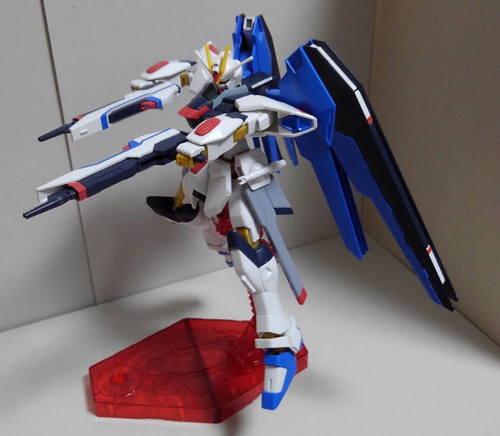 ストライクノワールっぽい構え。