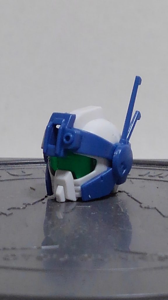 頭部。バイザーが上下に可動。