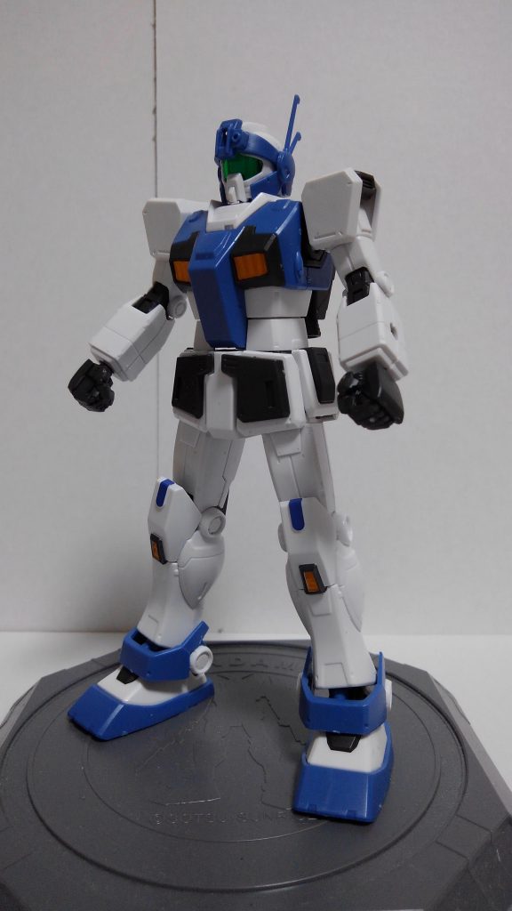 脚部。腰後ろにプレバンで出るスナイパーカスタムのバズーカのマウントラッチ用の3mm穴あり。