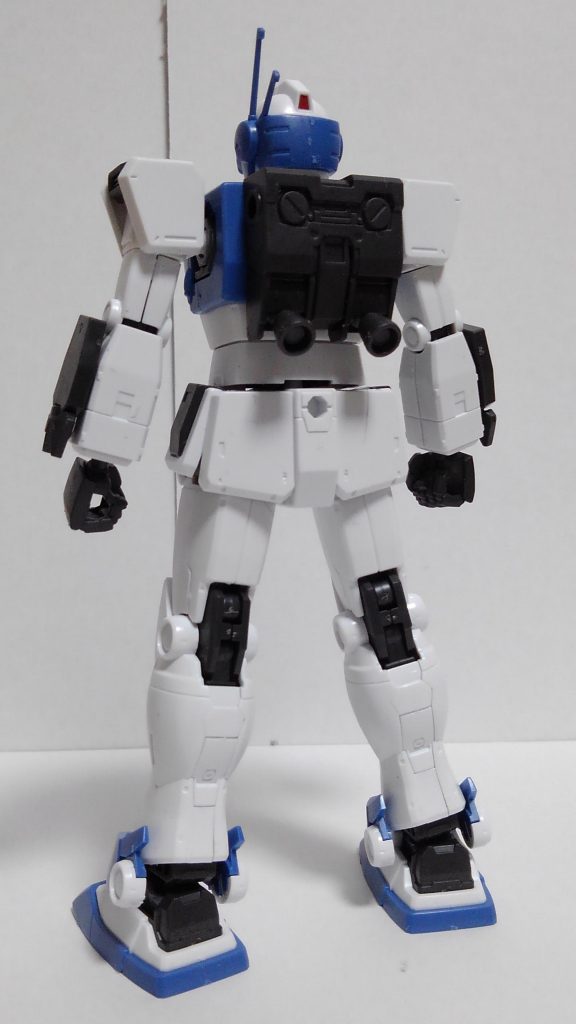 後ろから。バックパックの上左右と腰に3mm穴あり。