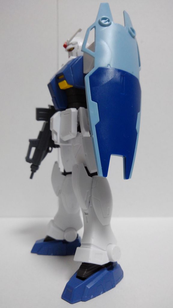 シールド。ジム・コマンド系に採用された曲面タイプで、裏面に90mmプルパップ・マシンガンの予備マガジンを2つ携行可能。