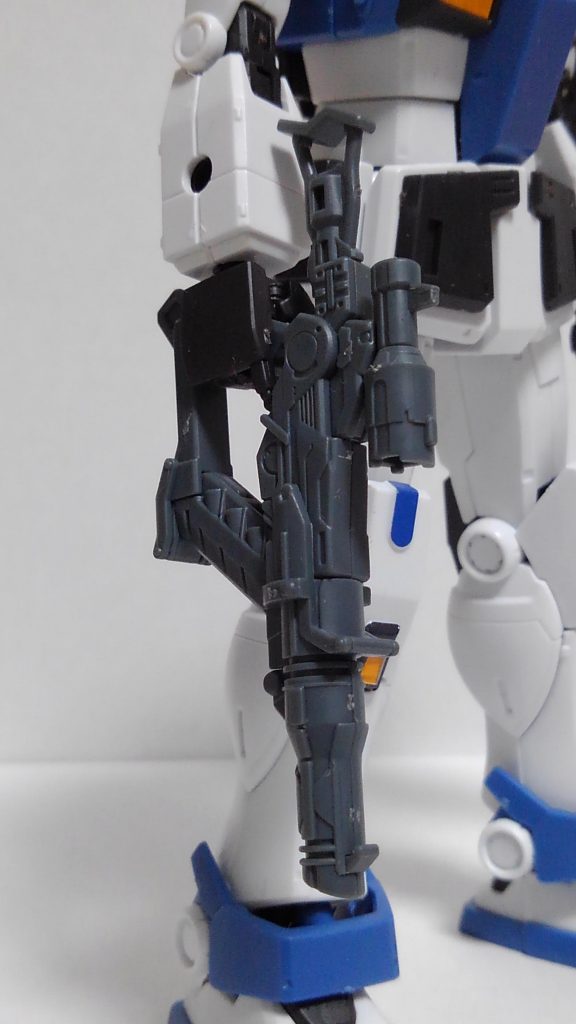 試製大口径ビームライフル。RX-78-2や陸戦型ガンダムのビームライフルの設計データや実戦データを元に作られた。トリガーガードにグレネード弾を4発搭載。