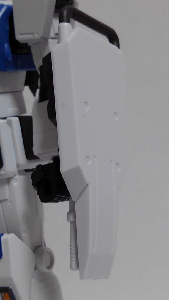 シールド。局地型ガンダムのものを流用。裏面にビームサーベルを2本マウント。先端を打突武装として使用可能。