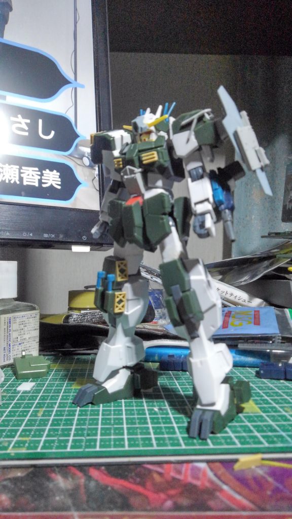 足の延長したあとがこちら。あちこちに戦車のパーツなどで情報量を増やします。