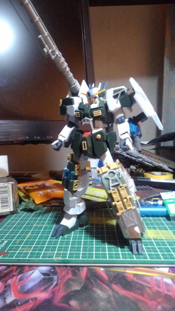 この時点で本体はほぼ完成。この段階はキャノンをどうするか悩んでいて、レッドフレームのフライトユニットからパーツをとりましたが、結局プラ板で箱状に(汗)