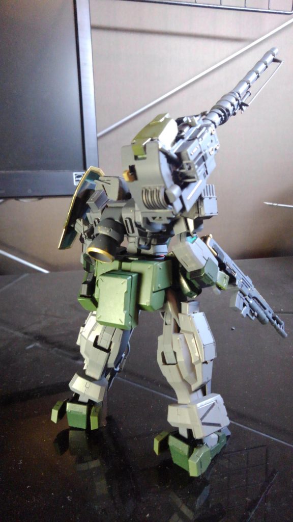 後ろから。腰にはケルディムサーガのアーマーを、キャノンのこの右側特に好きです。