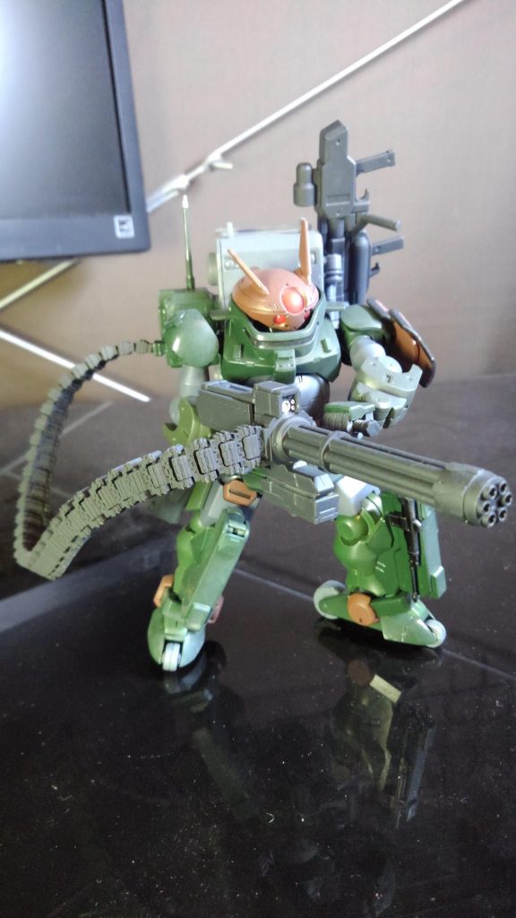 ガトリングを持たせたかっただけなのかもしれません(笑)
可動の都合上ベルトが長くなってしまいました。