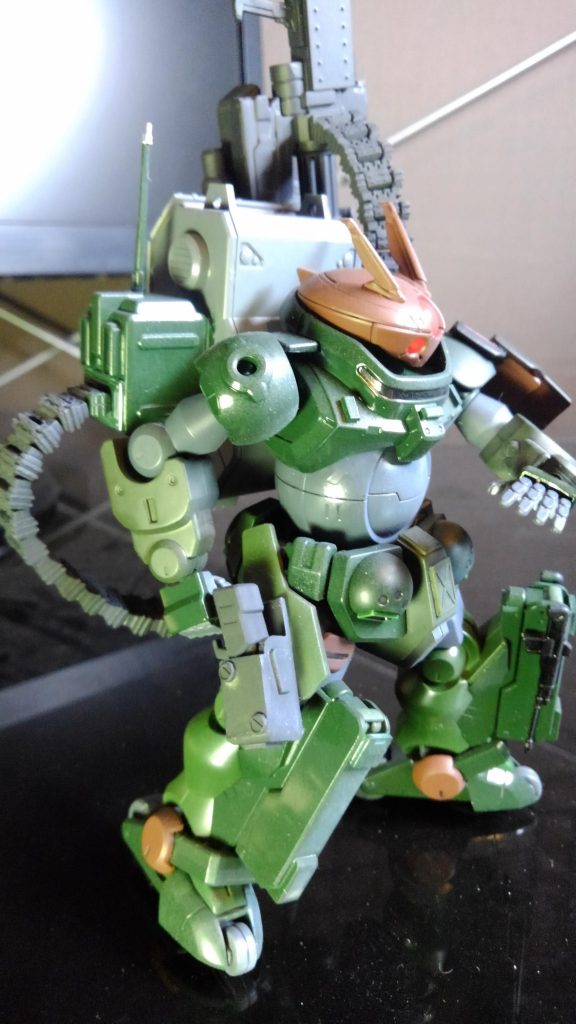 付属のパーツをハンドガンにして、プラ板でホルスターを。ギリギリ抜けます。