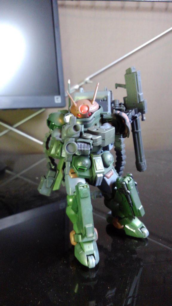 ガトリングは後ろにかけることも可能。通常のライフルも装備しています。