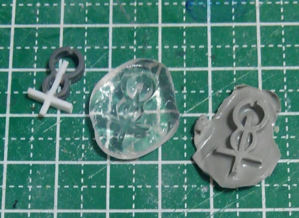 胸の謎のマーク。プラバン切り出しが上手くいかないので、スタンプを作ってエポパテで複数しました。