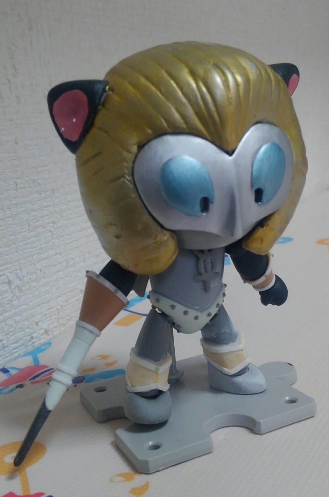 右腕のサーベルは1/100の砂ドムのノズルをベースにランナーとエポパテとプラ板工作です。