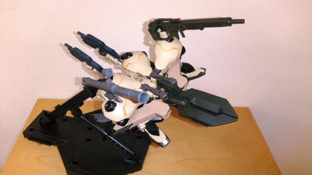 変形状態2
アームを展開することで変形状態で様々な武装が扱えます。