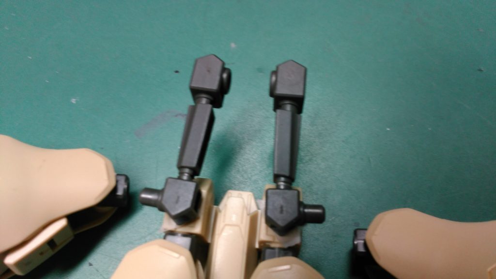 細かなパーツは第六形態バルバトスの腰部ブースターの接続パーツです。これがないとバックパック改造できないので結構重要