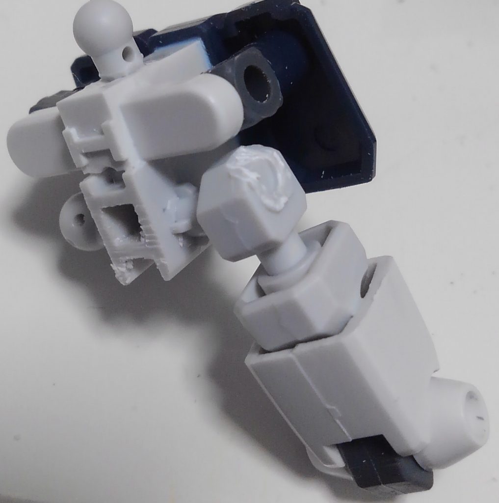 腰と股はCSフレームと本来の腰パーツを切断し交互に合わせてます。
太ももは本来の軸受け付近を切り取りCSフレームを埋め込む形になっています。