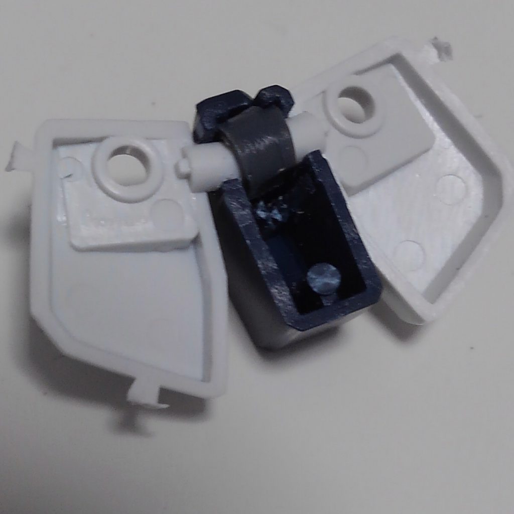 スカートは可動できるように切断後サイズの合うＰＣパーツを仕込んで軸受けにしています。