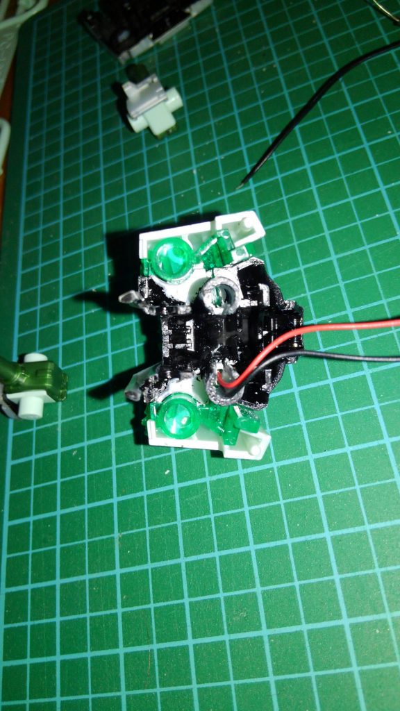 装甲裏面を艶消しブラックで塗り塗り。
表面はパール成型色が綺麗なのでそのままです( ・∇・)
手抜きとちゃうよ！