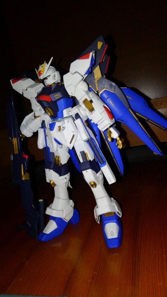 肩アーマーのプチ改造。羽根の接続の改造。頭の小顔化からのストライク角取付。腕の延長と腿の延長。からの腿装甲追加。
くらいでしょうかいぢったの(゜_゜;)